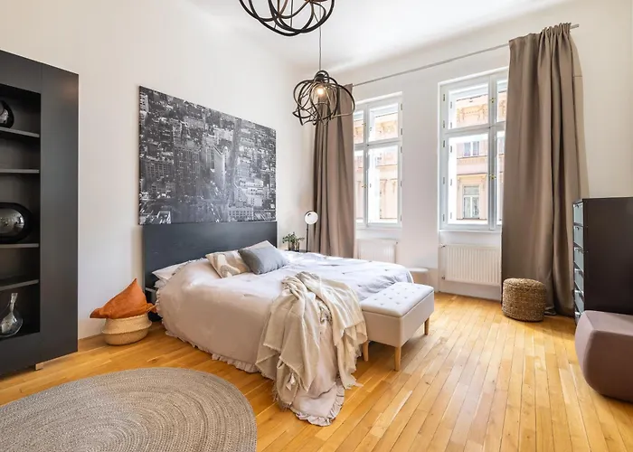 Spacious 3Br Apartment In Lesser Town By Easybnb Premium براغ