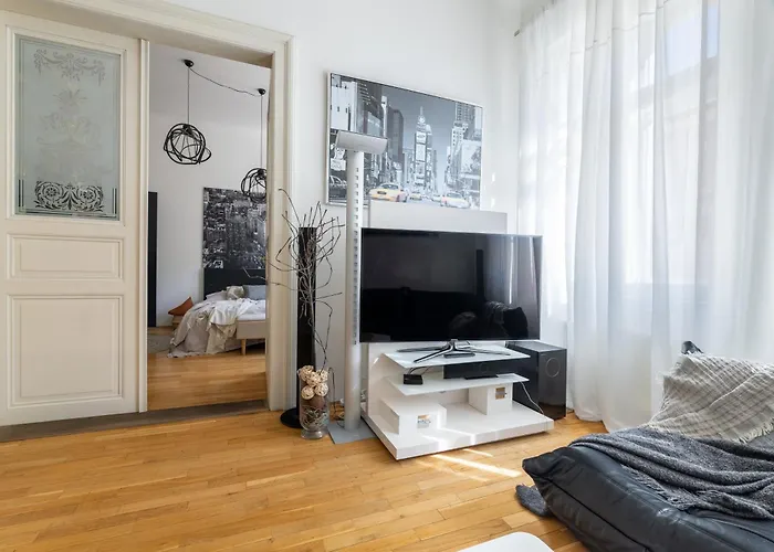 Spacious 3Br Apartment In Lesser Town By Easybnb Premium