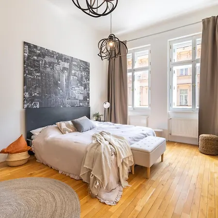 Spacious 3br In Lesser Town By Easybnb Premium Prága