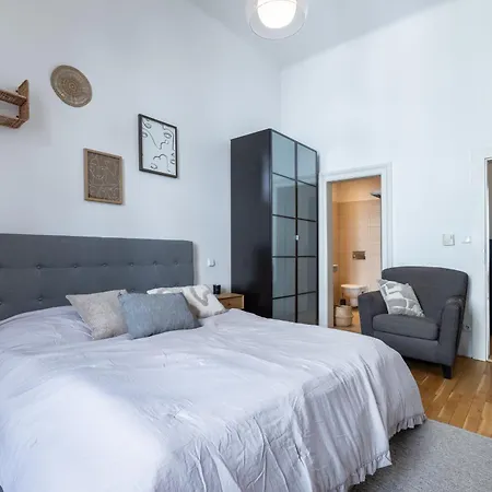 Spacious 3br In Lesser Town By Easybnb Premium Apartamento